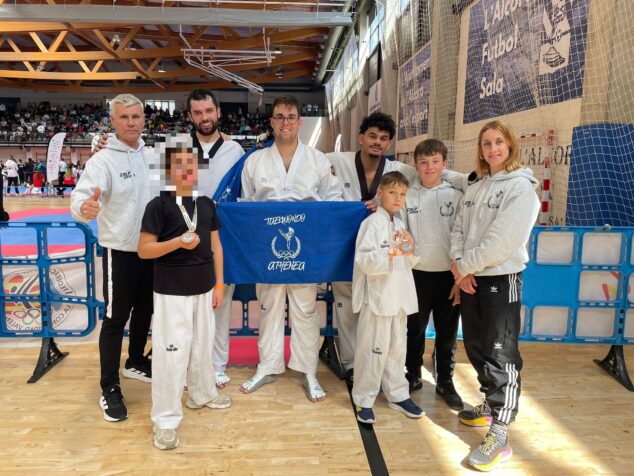 El Club Athenea de Calp cosecha dos bronces en el Open Internacional de Taekwondo de L'Alcora 22 Integrantes del Club de Taekwondo Athenea de Calp posan en grupo con una bandera y medallas en un pabellón deportivo.