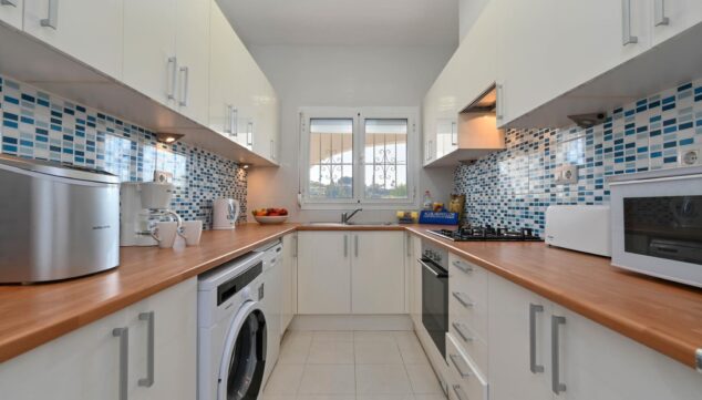 Casa Charlotte: una villa moderna cerca del mar en Benissa 4 cocina independiente con lavavajillas y acceso directo a la zona de lavado