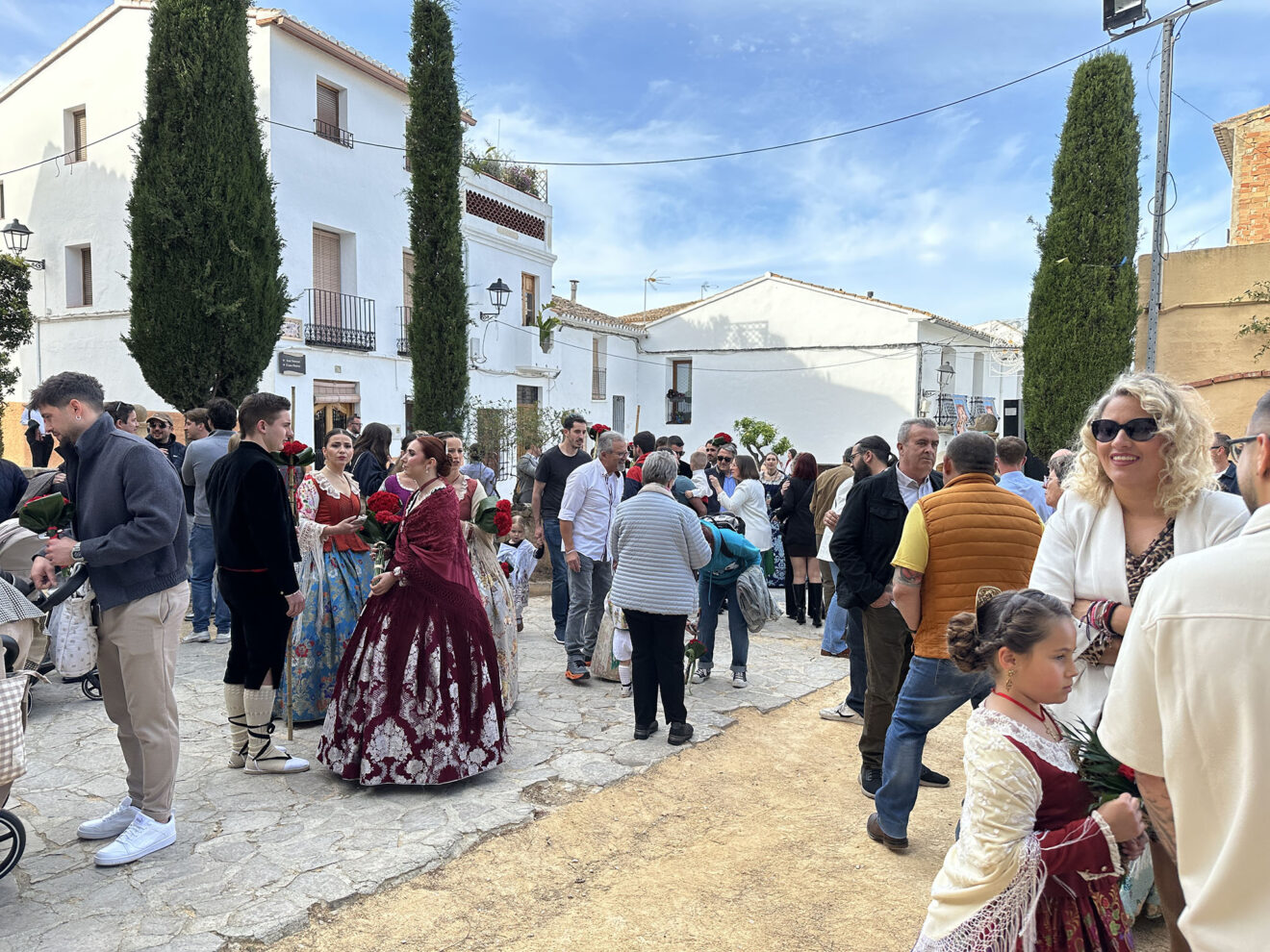 Concentración previa de vecinos en la Plaça del Convent de Benissa para la ofrenda a la Puríssima Xiqueta