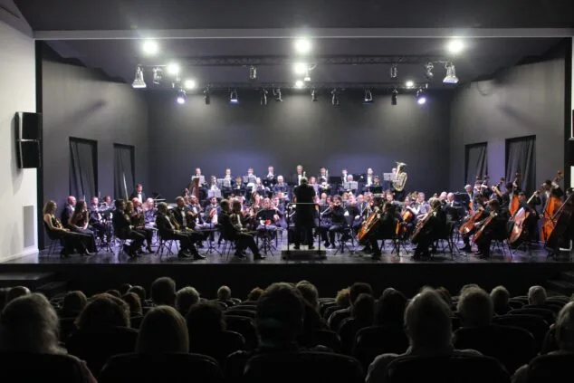 La OMA emociona al público de Beniarbeig con un intenso concierto dedicado a Wagner 2 Imagen: Orquestra de la Marina Alta interpretando música de Wagner en el Teatre Auditori de Beniarbeig con Francesc Estévez dirigiendo