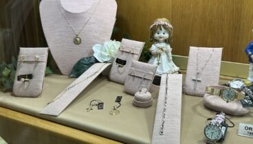 conjuntos de comunion para nina con medallas y cruces de oro con acabados unicos