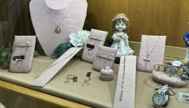 conjuntos de comunion para nina con medallas y cruces de oro con acabados unicos