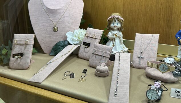 Bodas, bautizos y comuniones: Joyería Bonilla redefine el concepto de joya personalizada 6 conjuntos de comunion para nina con medallas y cruces de oro con acabados unicos