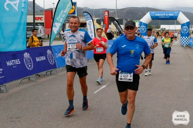 Imagen: Grupo de corredores en acción durante la carrera Volta a Peu Portal de la Marina.
