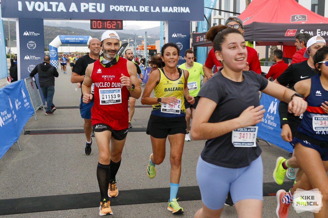 Participantes en la Volta a Peu Portal de la Marina