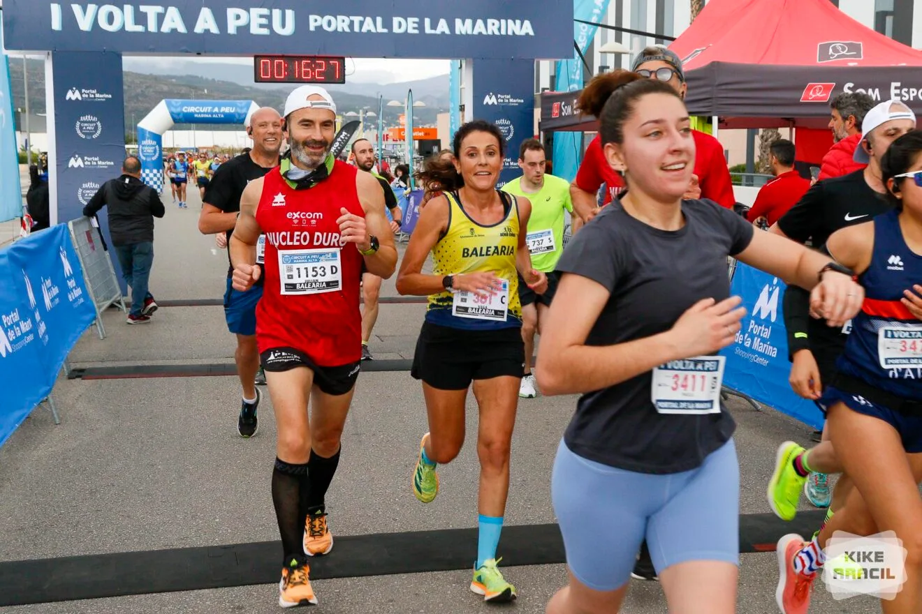 Participantes en la Volta a Peu Portal de la Marina
