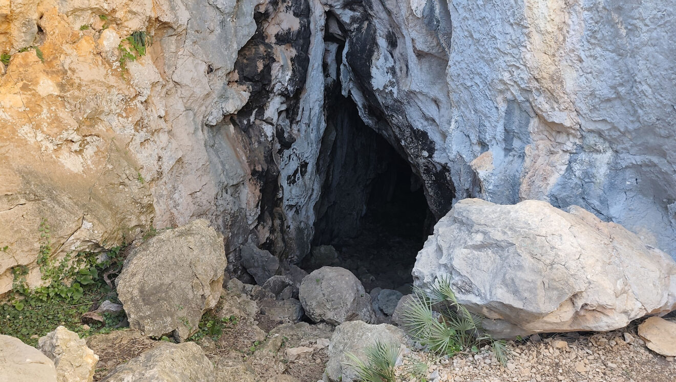 Cova Bolumini en Segària