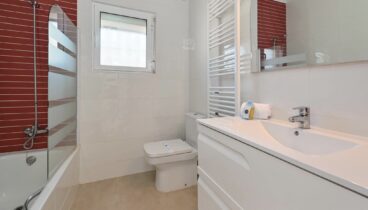 Cuarto de baño completo con combinación de ducha y bañera
