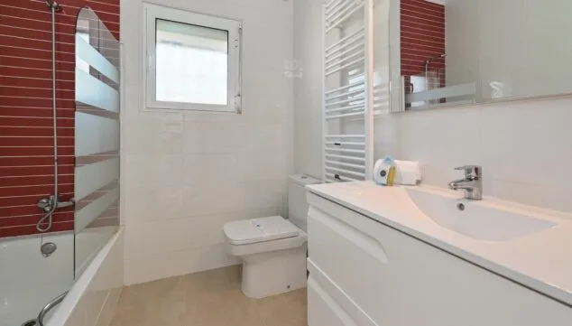 cuarto de bano completo con combinacion de ducha y banera