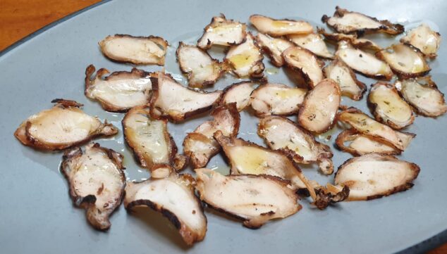 degustacion de pulpo seco artesanal como exquisitez tipica de la gastronomia mediterranea