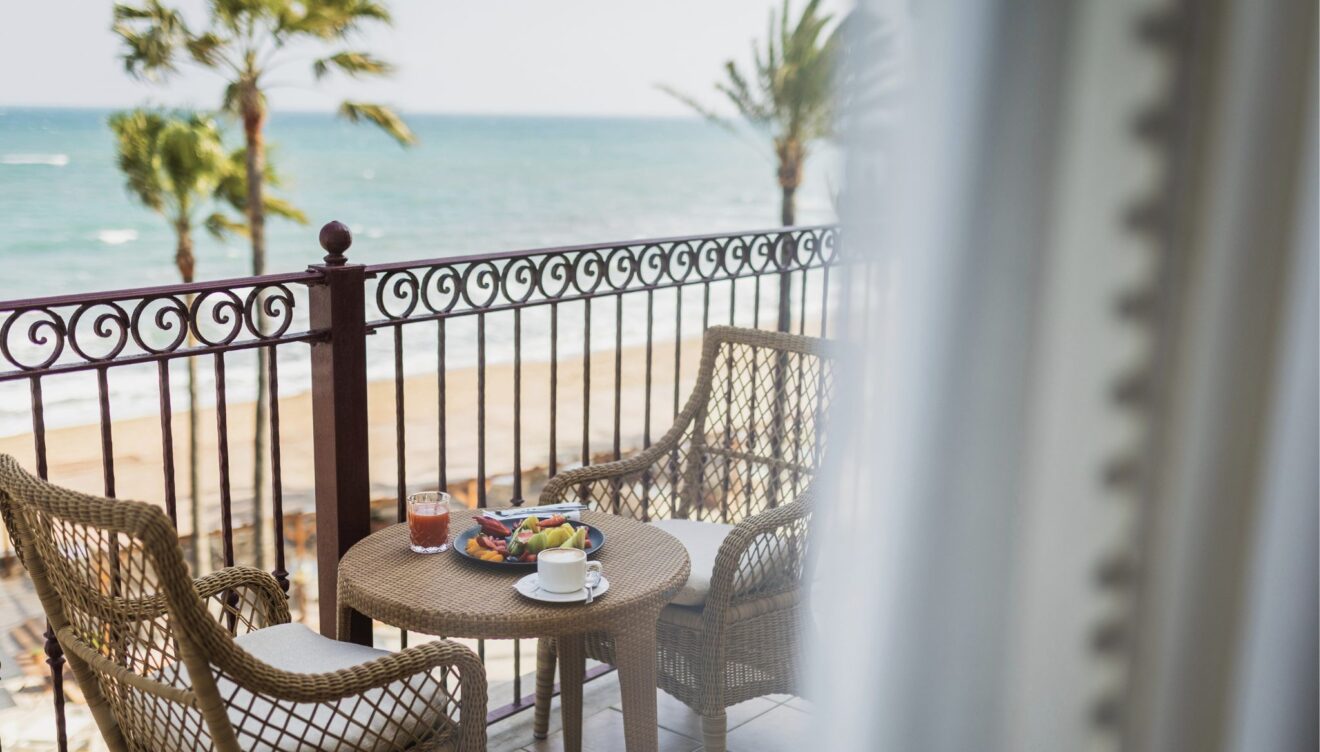 Desayuno saludable con vistas al mar Mediterráneo