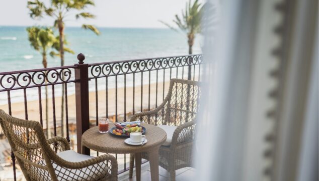 desayuno saludable con vistas al mar mediterraneo