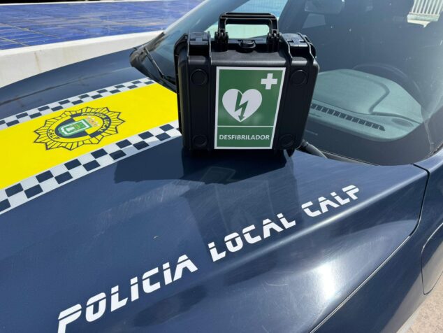 Imagen: Maletín negro de un desfibrilador portátil sobre el capó azul de un vehículo de la Policía Local de Calp.