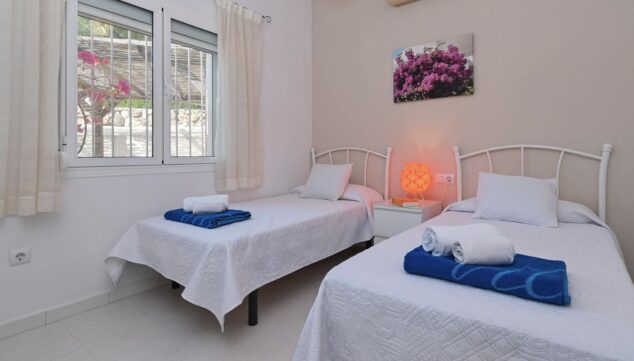 Casa Charlotte: una villa moderna cerca del mar en Benissa 7 dormitorio infantil con dos camas individuales y ambiente acogedor