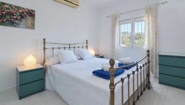 Dormitorio principal con cama doble y aire acondicionado independiente
