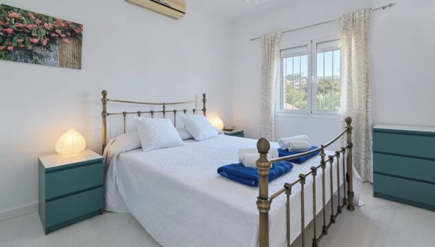 Casa Charlotte: una villa moderna cerca del mar en Benissa 5 dormitorio principal con cama doble y aire acondicionado independiente