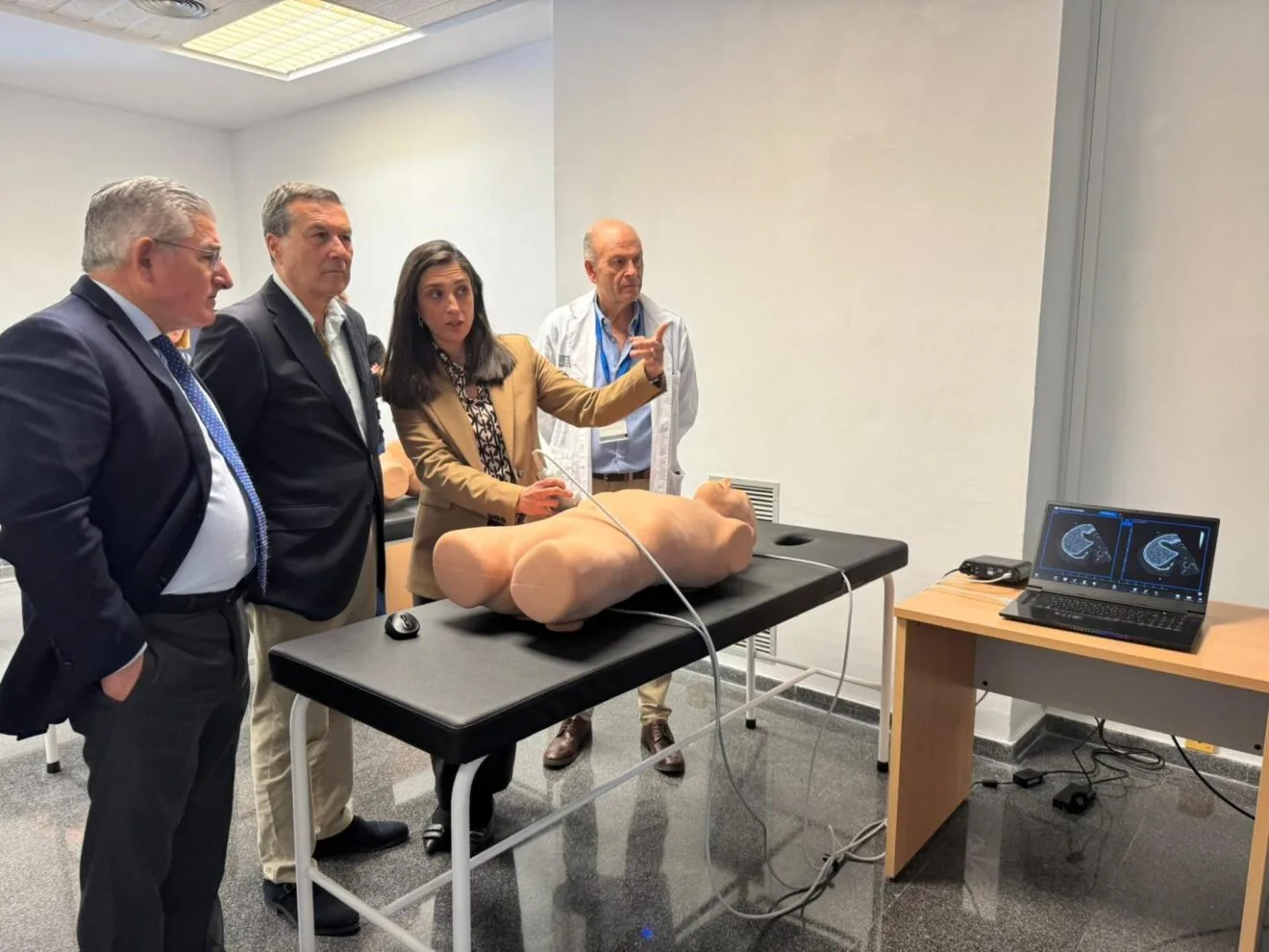 El conseller Marciano Gómez visita el aula de simulación de ecografía de la EVES