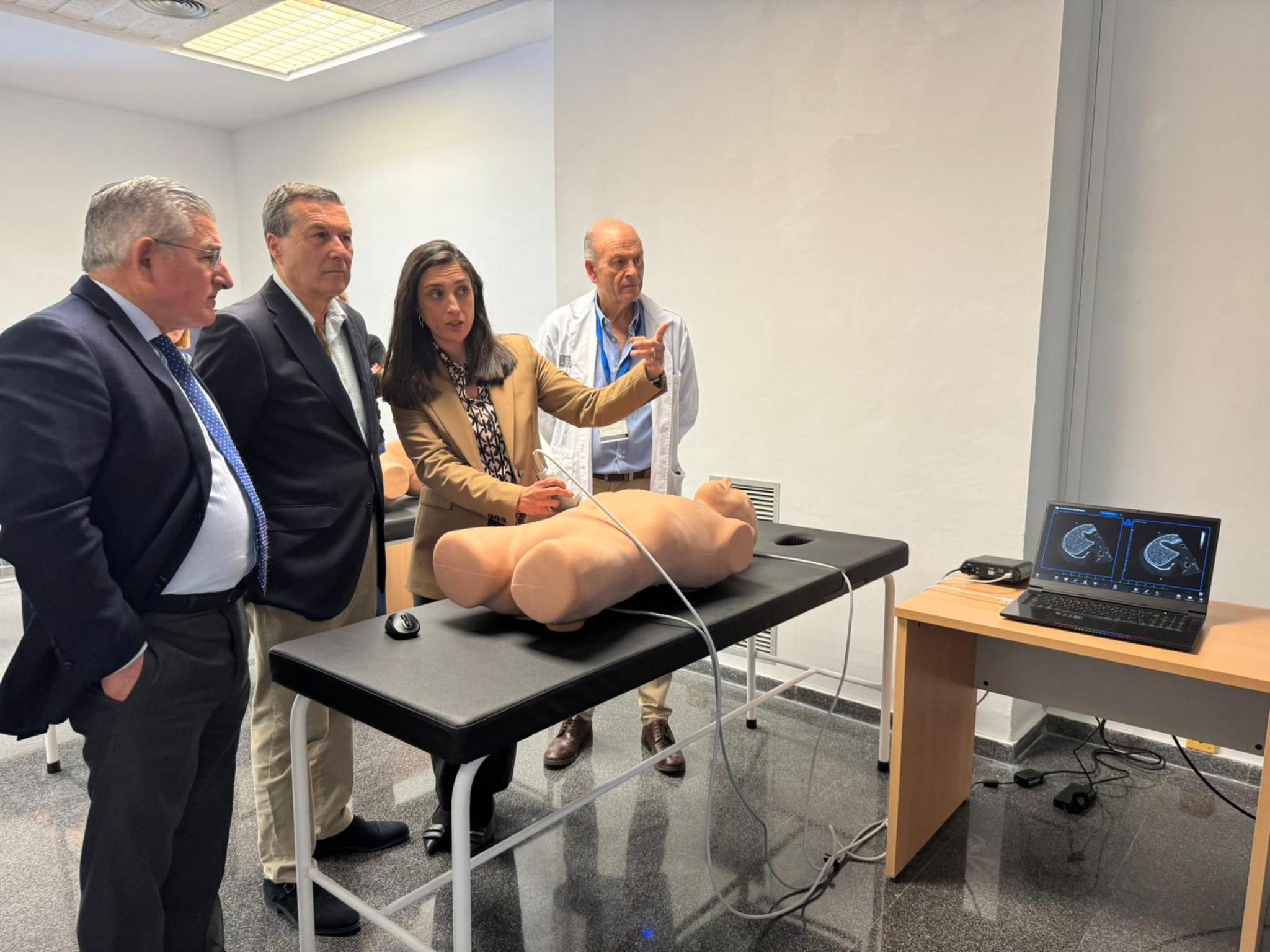 El conseller Marciano Gómez observa una demostración de ecografía en un maniquí en un aula de simulación de la EVES.
