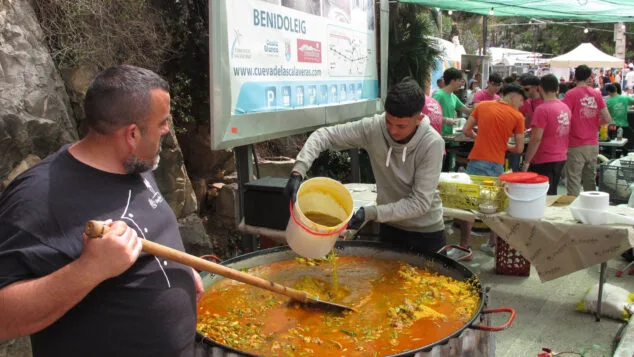 elaboracion de la paella tradicional del dia de sant vicent en la fireta de benidoleig 2024