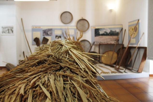 Imagen: Elementos del arroz de la Marjal de Pego en el Museu Etnològic de la Casa de Cultura de Pego