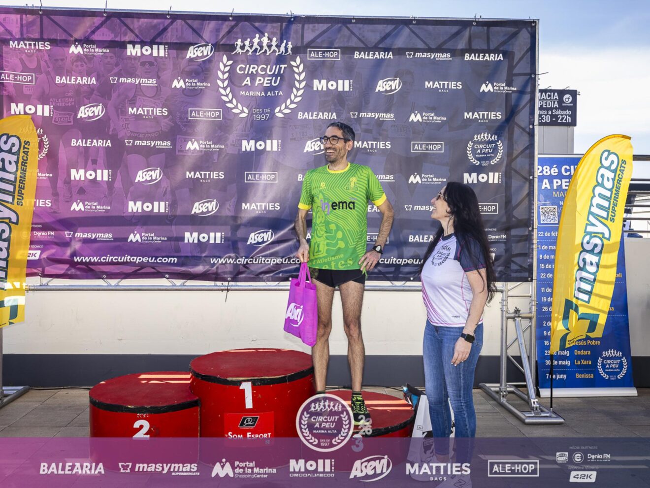 Entrega del Premio Asevi al ganador de la III Volta a Peu Portal de la Marina