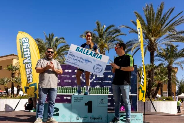 Imagen: Mireia Escrivà recoge el cheque del premio de un viaje de la Fundació Baleària en el podio de la Volta a Peu El Verger.