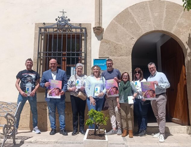 Imagen: Foto de grupo de los ganadores y organizadores de la campaña de premios de Pascua 2026 frente a la sede de Creama Benissa.