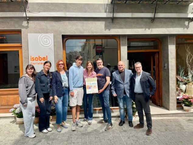 Foto de grupo frente a la Floristería Isabel durante la entrega del segundo premio del concurso de escaparates de Benissa.