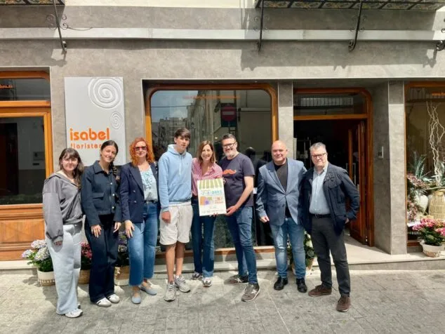 Los comercios de Benissa sorprenden con sus escaparates: estos son los ganadores de las fiestas patronales 6 Foto de grupo frente a la Floristería Isabel durante la entrega del segundo premio del concurso de escaparates de Benissa.