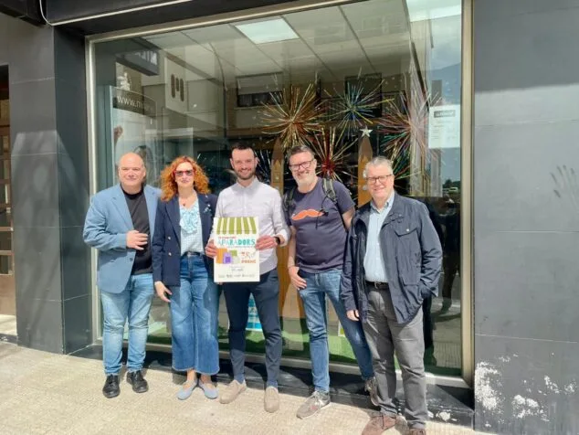 Los comercios de Benissa sorprenden con sus escaparates: estos son los ganadores de las fiestas patronales 7 Cinco personas posan frente al escaparate de Milar Giner con el diploma del tercer premio del concurso de escaparates de Benissa.