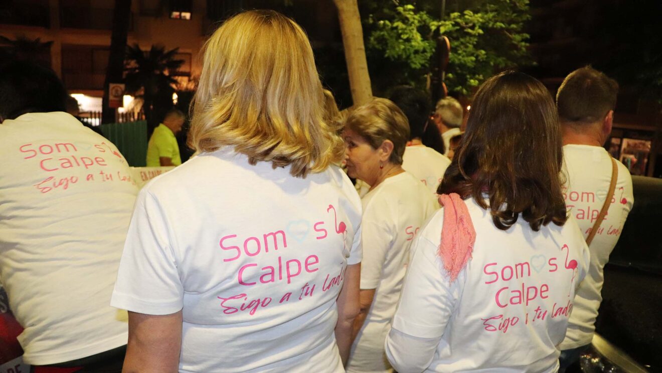 Equipo de Somos Calpe durante la pegada de carteles para las elecciones municipales de Calp en 2023