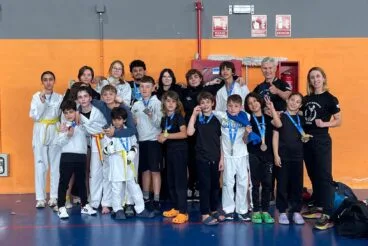 El Club de Taekwondo Athenea de Calp hace historia con 18 medallas y un 6º puesto autonómico 12 Equipo del Club de Taekwondo Athenea posando con sus medallas tras la competición en Castellón.