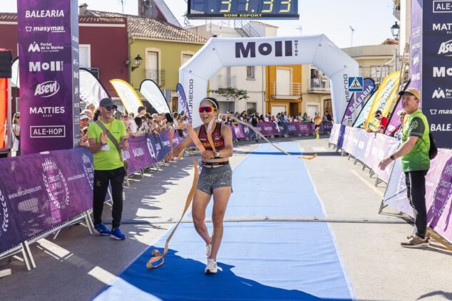 Eri Yonamine cruzando la cinta de meta como ganadora femenina de la XVIII Volta a Peu El Verger.