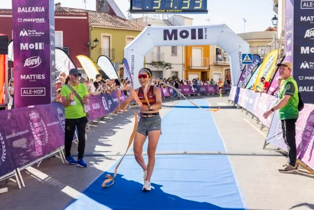 Eri Yonamine cruzando la cinta de meta como ganadora femenina de la XVIII Volta a Peu El Verger.