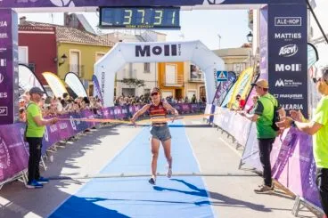 Eri Yonamine cruza la meta como ganadora de la XVIII Volta a Peu El Verger