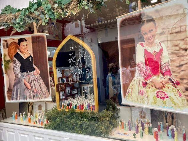 Imagen: Escaparate de la tienda Foto Estudi Campos con decoración festiva y fotografías.