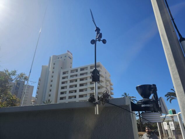 Imagen: Vista de la estación meteorológica Davis instalada en un muro en Calp, componente del sistema de riego inteligente.