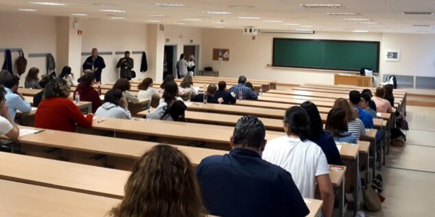 Imagen: Aula llena de alumnos sentados en pupitres realizando un examen de certificación de valenciano de la JQCV.