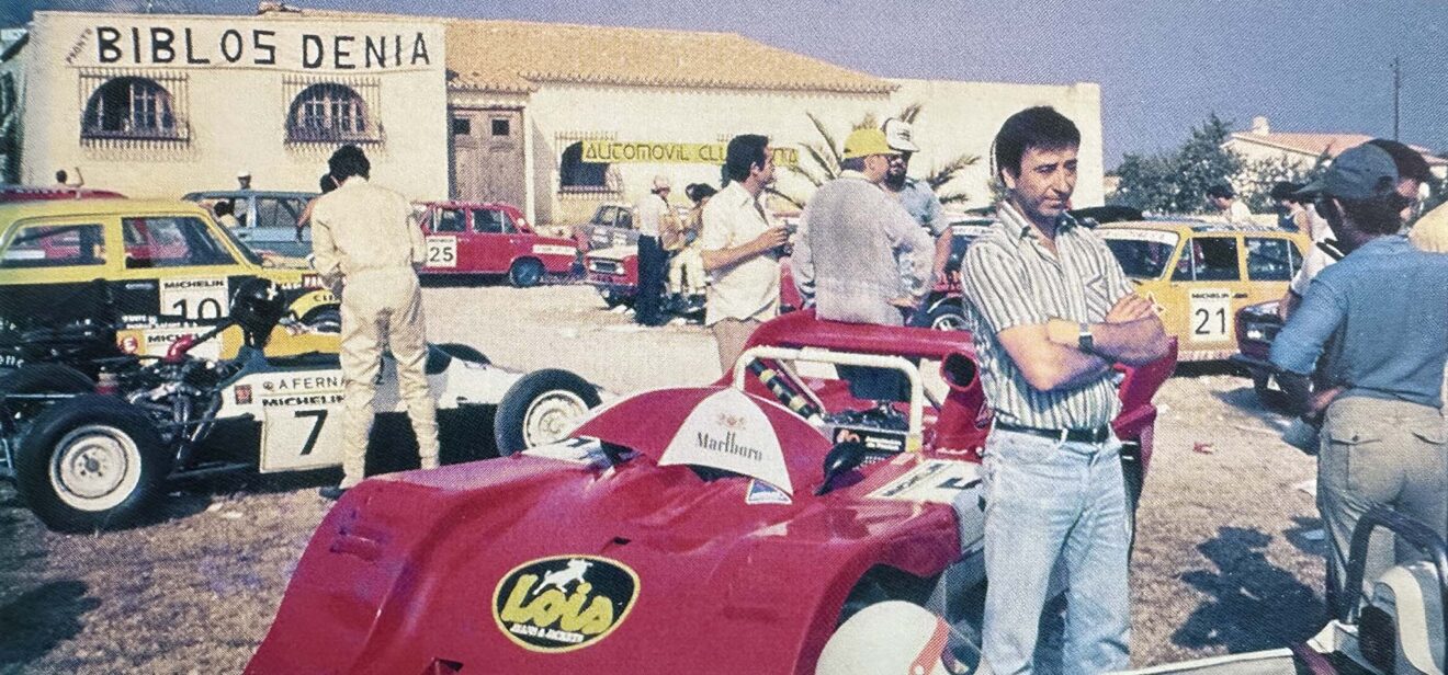 Exterior de Biblos en Dénia durante un evento - Imagen del libro '150 anys de música i ball a la Marina Alta'