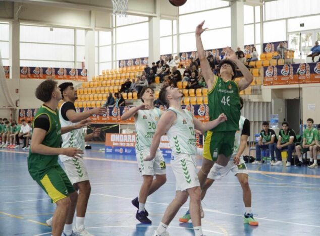 El Valencia Basket se proclama campeón júnior autonómico en Ondara, epicentro del baloncesto base valenciano 3 Imagen: Jugadores disputan un rebote en un partido de la Fase Final Júnior Autonómico de baloncesto en el pabellón de Ondara.