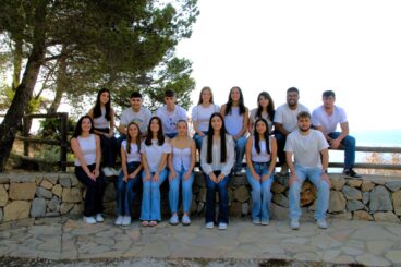 Grupo de los Festeros de La Rosa 2026 de Benitatxell posando juntos