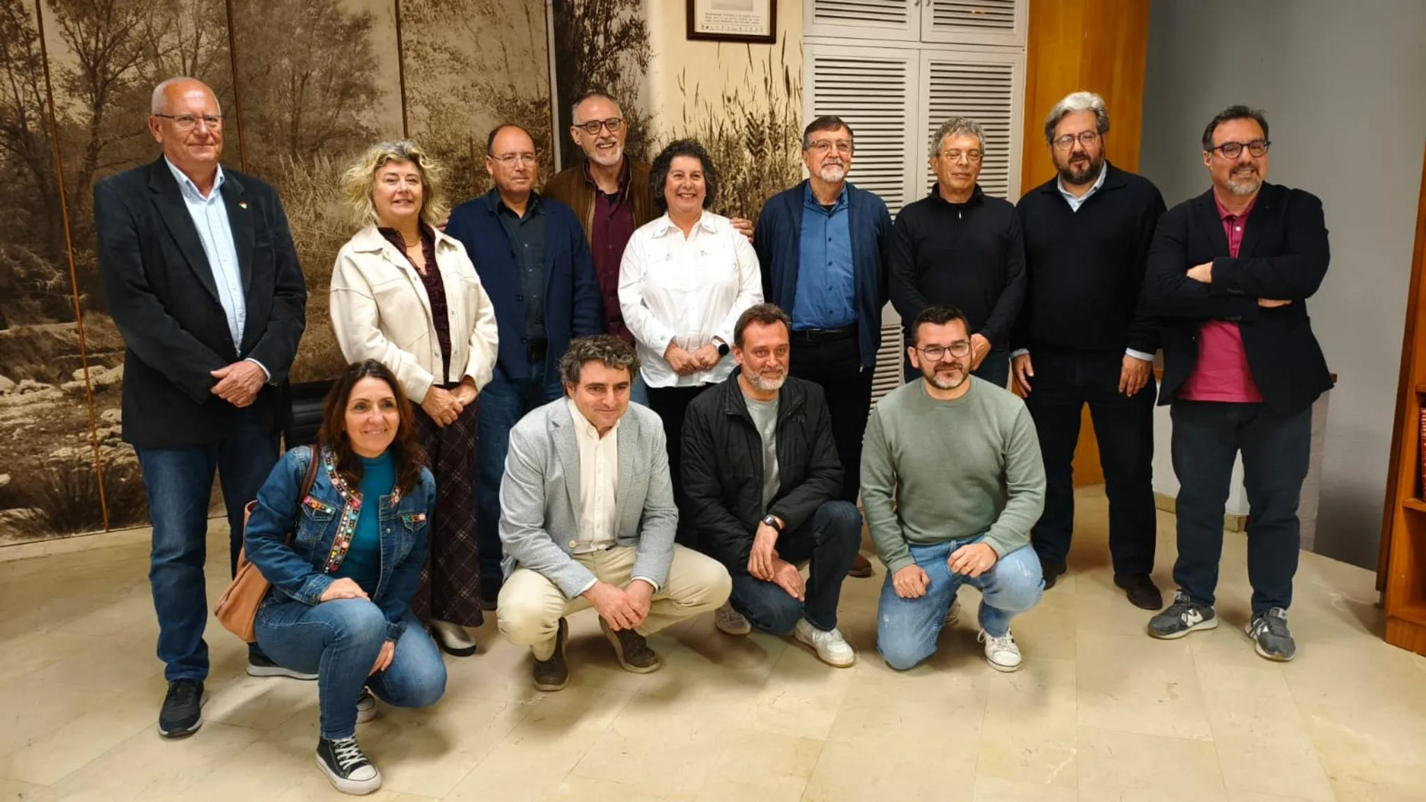 Grupo de representantes de la Alianza Viva de la Marina Alta posando juntos tras el acto de presentación en Ondara.