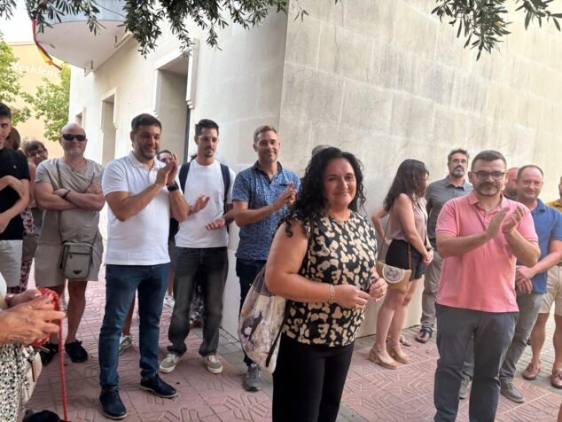 Imagen: Eva Candel, portavoz del PSPV-PSOE en Els Poblets, rodeada de compañeros de partido.