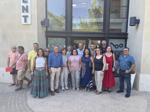 Imagen: Grupo de miembros del PSPV-PSOE de Els Poblets y la Marina Alta frente al Ayuntamiento.