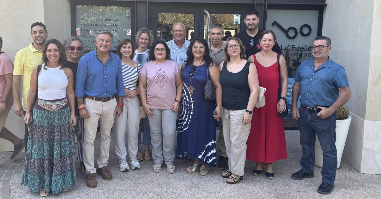 El PSPV-PSOE de la Marina Alta ratifica la expulsión de las concejalas en Els Poblets y nombra a Eva Candel portavoz 1 Grupo de miembros del PSPV-PSOE de Els Poblets y la Marina Alta frente al Ayuntamiento.