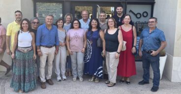 Grupo de miembros del PSPV-PSOE de Els Poblets y la Marina Alta frente al Ayuntamiento.