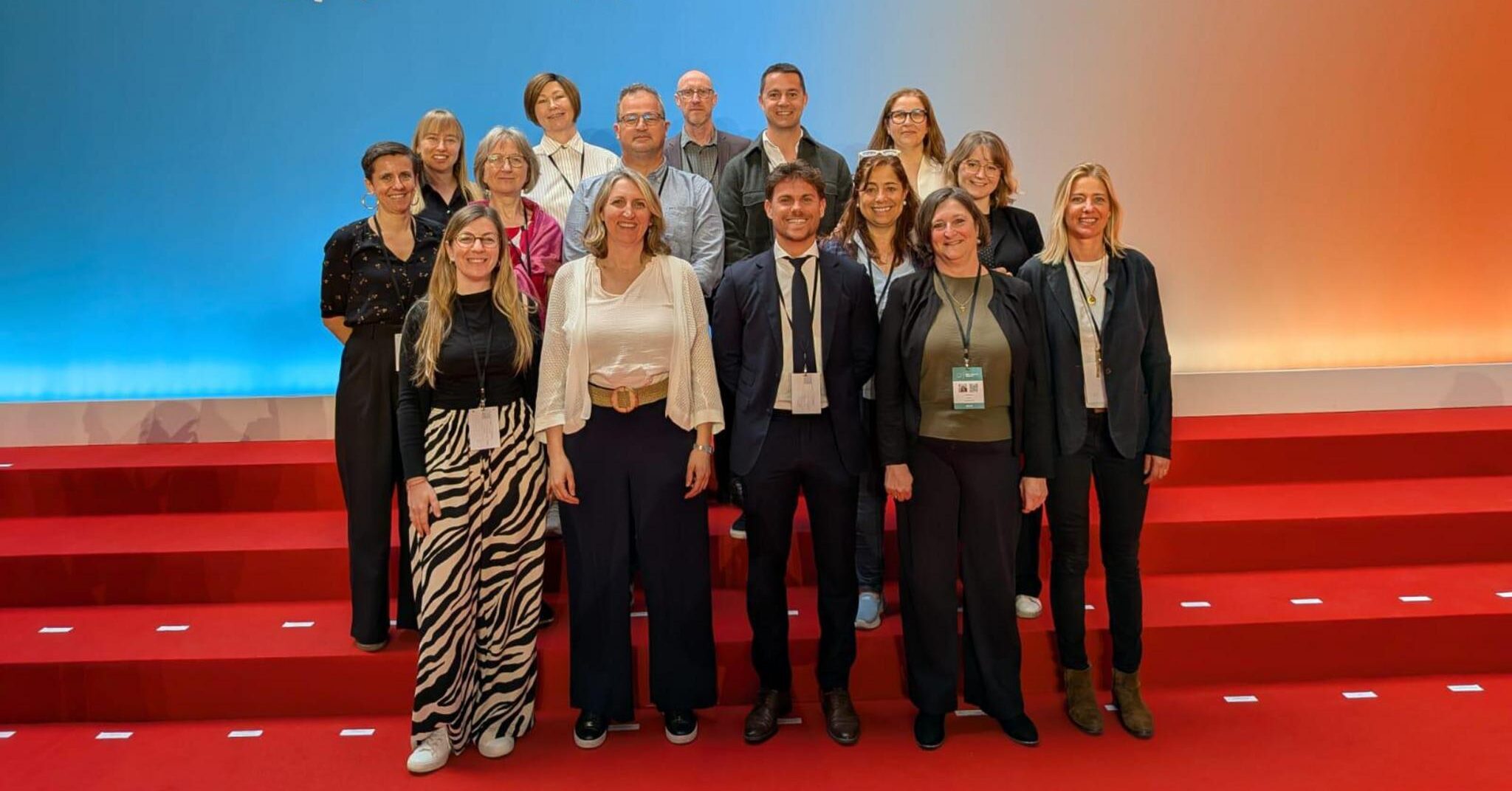 Grupo de asistentes a la conferencia One Health Summit Lyon 2026 posando en un escenario.