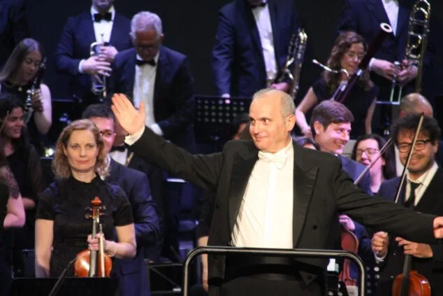 La OMA emociona al público de Beniarbeig con un intenso concierto dedicado a Wagner 3 Imagen: Francesc Estévez saluda al público al finalizar el concierto de la Orquestra de la Marina Alta.