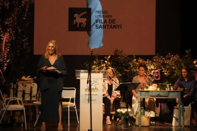 El periodista ondarense Jovi Lozano-Seser obtiene el prestigioso Premio Antoni Vidal Ferrando en Mallorca 2 Imagen: Escenario de la gala de los Premis Literaris Vila de Santanyí con una oradora y músicos.