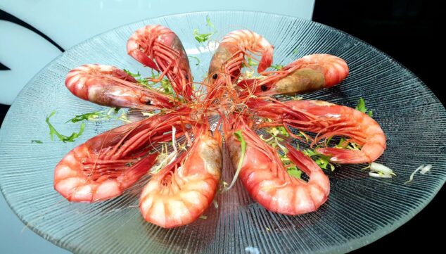 gambas frescas de la lonja servidas en el restaurante mena de denia